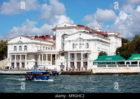 Sewastopol, Krim. Ukraine - 17. August 2012: Reise Boote und Menschen gegen den Palast von Kindheit und Jugend. Das Haus wurde 1914 für die In gebaut Stockfoto