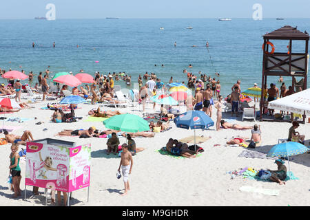 Odessa, Ukraine - Juli 22, 2012: die Leute am Strand Arcadia in einem Sommertag. Es ist der beliebteste Strand in der Stadt Stockfoto