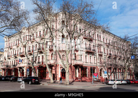 Odessa, Ukraine - März 25, 2015: die Menschen in der Nähe des Gebäude von historischem Hotel Bristol. Das Hotel wurde 1899 gebaut, dann in 2002-2010 rekonstruiert ein Stockfoto