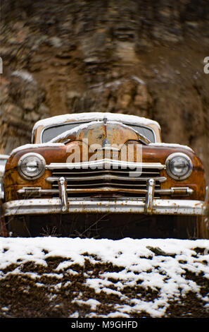 Die Front eines alten, rostigen 1946 Plymouth Special Deluxe Limousine, in einem Steinbruch, östlich von Clark Gabel Idaho. Stockfoto