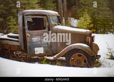 Eine alte, rostige 1932 Chevy 1 1/2 Tonner, in der Nähe der Noxon, Montana. Stockfoto