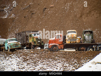 Eine Linie der alten rostigen Arbeit Lkw aus den 1940er und 1950er Jahren, in einem alten Steinbruch, östlich von Clark Gabel Idaho. Dieses Bild wurde mit einem antiken Petzval objektiv geschossen Stockfoto