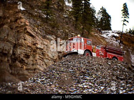 Ein rotes 1974 Western Star cabover Löschfahrzeug auf einem Steinhaufen, in einem alten Steinbruch, östlich von Clark Gabel Idaho. Stockfoto