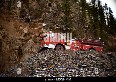 Ein rotes 1974 Western Star cabover Löschfahrzeug auf einem Steinhaufen, in einem alten Steinbruch, östlich von Clark Gabel Idaho. Stockfoto