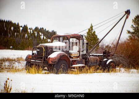 Ein 1947 Weiß Super Power 2 1/2 Tonne pol Fahrzeug in einer verschneiten Landschaft in der Nähe von Silver Lake, Montana. Stockfoto