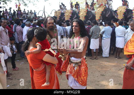 Velichapad, der Vertreter von Göttin bhagavathi segnet ein Kind während der Tempel Festival Stockfoto