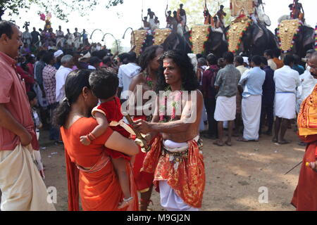 Velichapad, der Vertreter von Göttin bhagavathi segnet ein Kind während der Tempel Festival Stockfoto