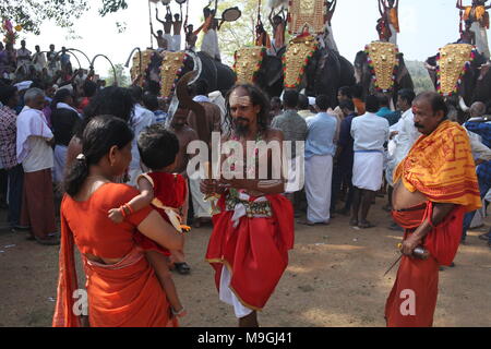 Velichapad, der Vertreter von Göttin bhagavathi segnet ein Kind während der Tempel Festival Stockfoto