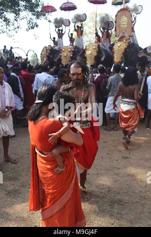 Velichapad, der Vertreter von Göttin bhagavathi segnet ein Kind während der Tempel Festival Stockfoto