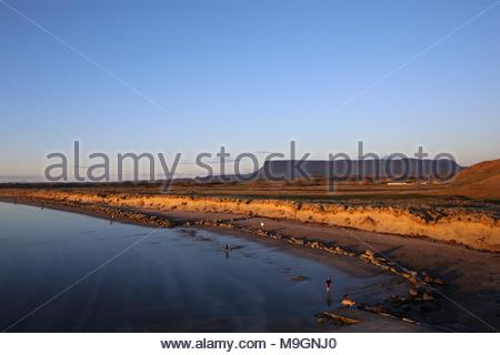 Eine schöne Szene, wie der Tag neigt sich dem Ende zu in der Nähe der Küstenstadt Rosses Point an der Westküste von Irland. Stockfoto