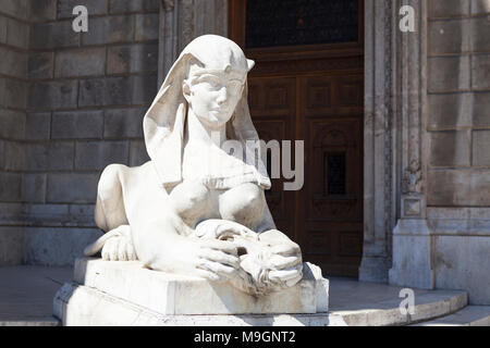 Skulptur einer Sphinx außerhalb der Oper von Budapest Stockfoto