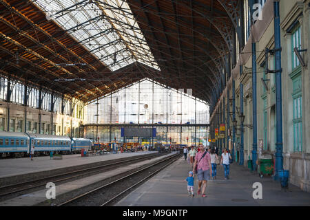 Passagiere gehen auf Plattform Nyugati Bahnhof, Budapest, Ungarn Stockfoto