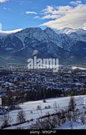 Schönen sonnigen Wetter an einem Wintertag in einer Bergstadt Stockfoto