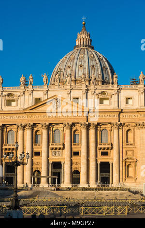 Die päpstliche Basilika St. Peter in St. Peter's Square im frühen Morgenlicht, Vatikan, Rom, Italien. Stockfoto