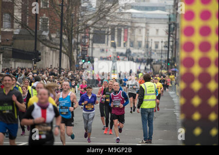 London, Großbritannien. 25. März 2018. Die Eröffnungs-Wahrzeichen Londons Halbmarathon findet in Westminster und die Innenstadt von London. Stockfoto