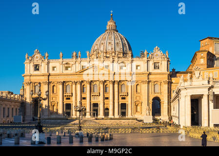Die päpstliche Basilika St. Peter in St. Peter's Square im frühen Morgenlicht, Vatikan, Rom, Italien. Stockfoto