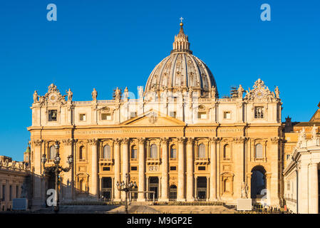 Die päpstliche Basilika St. Peter in St. Peter's Square im frühen Morgenlicht, Vatikan, Rom, Italien. Stockfoto