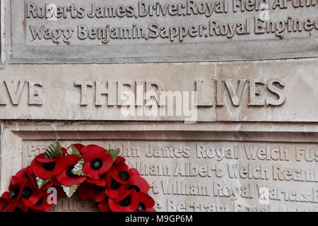 War Memorial und Mohn Kranz, Wales Stockfoto