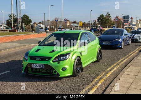 2010 2521cc Benzin-Heckklappe grün Ford Focus RS; Auto in Southport, Merseyside, Nord-West Supercars Veranstaltung als Autos, Sportwagen, Coupés, Roadster, Supercars, Hypercars, Rennwagen, kommen in der Küstenort an einem warmen Frühlingstag. Stockfoto