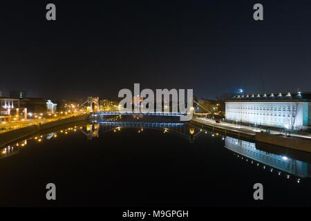 Antenne Nacht drone Ansicht auf Grunwald Brücke über Fluss Odre in Breslau. Breslau, Niederschlesien, Polen Stockfoto