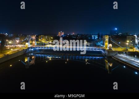 Antenne Nacht drone Ansicht auf Grunwald Brücke über Fluss Odre in Breslau. Breslau, Niederschlesien, Polen Stockfoto