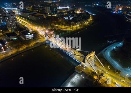 Antenne Nacht drone Ansicht auf Grunwald Brücke über Fluss Odre in Breslau. Breslau, Niederschlesien, Polen Stockfoto