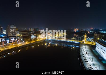 Antenne Nacht drone Ansicht auf Grunwald Brücke über Fluss Odre in Breslau. Breslau, Niederschlesien, Polen Stockfoto