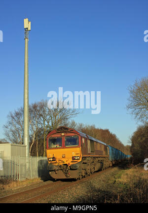 Ein DB Cargo Diesellok führt entlang der Bahnstrecke in der Nähe von Rainford schleppen einen Zug, der verwendet wird, verweigern zu Teesside verbrannt zu werden. Stockfoto