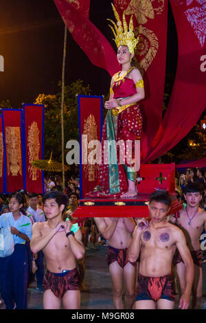 Teilnehmer einer Parade während des Yee Peng Festivals in Chiang Mai, Thailand Stockfoto