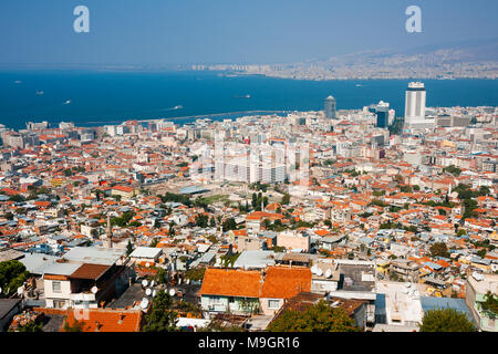 IZMIR, Türkei - 04 Oktober, 2014: Birds Eye View, die Agora, den alten Markt im Zentrum. Wohngebäude, die Ägäis und Schiffe Stockfoto
