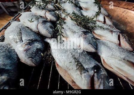 Fisch Vorbereitung auf einem Grill. Stockfoto