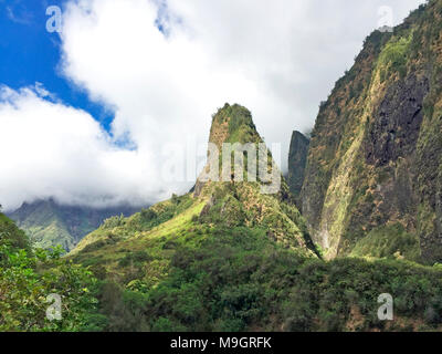 Die Iao Needle, Wahrzeichen der Iao Valley. Dieses vulkanische Gestein diente einst als Aussichtspunkt für Maui Krieger ist in einer üppigen Vegetation bedeckt. Stockfoto