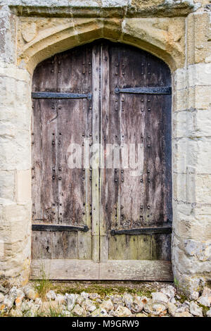 Kirche Tür im St. Peter's Kirche, Racton, in der Nähe von Huntington und Lordington, Chichester, West Sussex, Großbritannien Stockfoto