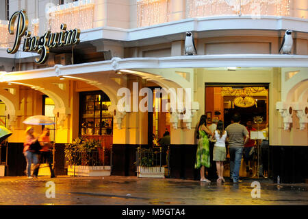 Die Leute am Eingang der Choperia Penguin, 1936, Ribeirao Preto, São Paulo, Brasilien, 11.2008 Stockfoto