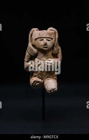 Peruanische Tonfiguren aus der heiligen Stadt von Caray und Miraya. Hüter des Feuers. Stockfoto