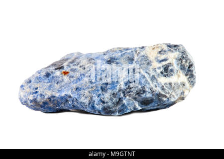 Makroaufnahmen von natürlichen Edelstein. Raw mineral Sodalit, Südafrika. Isoliertes Objekt auf einem weißen Hintergrund. Stockfoto