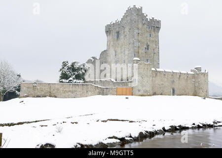 Snow Ireland Castle Ross Castle im Schnee während der Bestie aus dem Oststurm Emma im Jahr 2018 im Killarney National Park, County Kerry, Irland Stockfoto