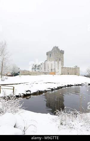 Ross Castle im Schnee, Killarney National Park, County Kerry, Irland Stockfoto