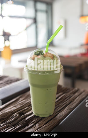 Eistee grüner Tee Smoothie am Tisch im Cafe Stockfoto