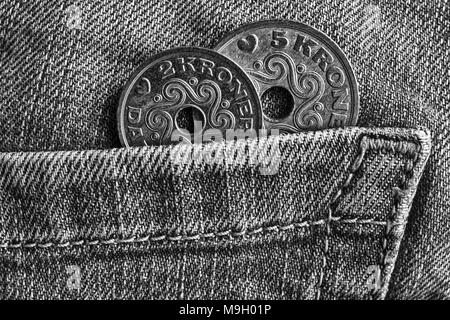 Dänemark Münzen Konfession ist fünf und zwei Krone (Crown) in die Tasche von alten, abgenutzten Jeans, Schwarzweiß gedreht. Stockfoto