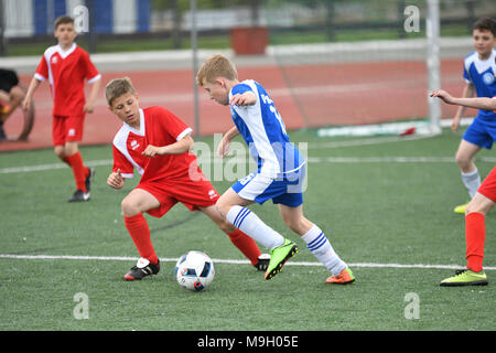 Orenburg, Russland - 28 Mai, 2017 Jahr: Die Jungs Fußball spielen in der Vorrunde spiele Fussball festival" Lokobol-2017' Stockfoto