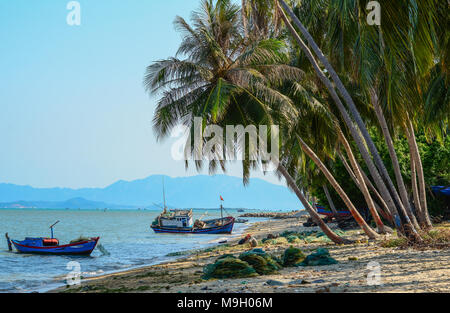 Nha Trang, Vietnam - Mar 21, 2016. Fischerboote auf dem Meer in sonniger Tag in Nha Trang, Vietnam. Stockfoto