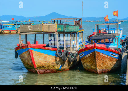 Nha Trang, Vietnam - Mar 21, 2016. Hölzerne Boote andocken an Fischerhafen in Nha Trang, Vietnam. Stockfoto