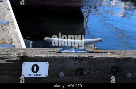 Null Fuß Marker und eine steckvorrichtung an einem Dock am Fisherman's Terminal, Seattle Stockfoto