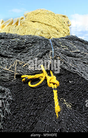 Fischernetze auf dem Dock am Fisherman's Terminal gestapelt, Seattle Stockfoto