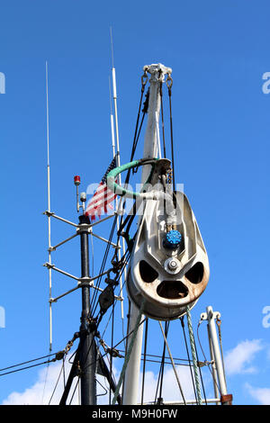 Die große Scheibe auf einem Fischerboot vertäut am Fisherman's Terminal in Seattle. Stockfoto