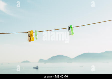 Bunte Wäscheklammern auf der blauen Himmel Stockfoto