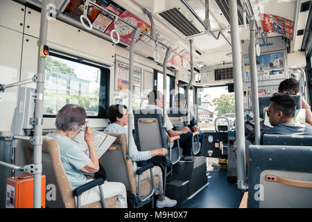 Fukuoka, Japan - Juni 9, 2017: Blick von innen Bus mit Fahrgästen im Nokonoshima Stockfoto