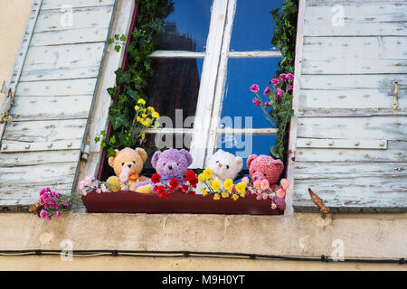 Vintage Style Teddybären sitzen auf der Fensterbank Stockfoto