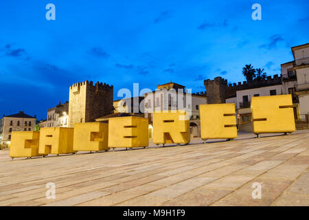 Der Turm von Bujaco und den Hauptplatz Plaza Mayor bei Nacht beleuchtet, Caceres, Extremadura, Spanien Stockfoto